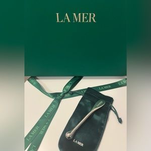 LA MER facial massage tool